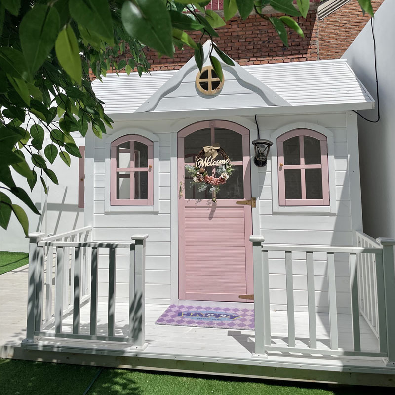 Factory direct sales wooden house, children's outdoor game house, small wooden house, tree house, rain and sun protection, amusement park, children's game room