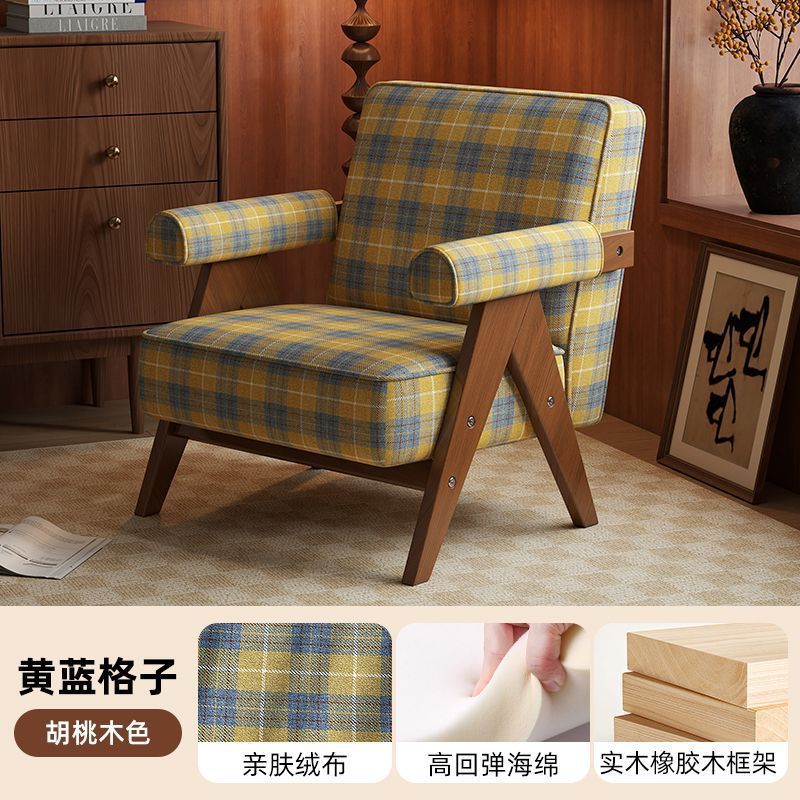 Ретро-кресло из массива дерева в антикварном французском стиле