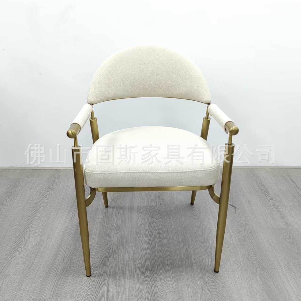 Кресло дизайнерское Gus Furniture в скандинавском стиле