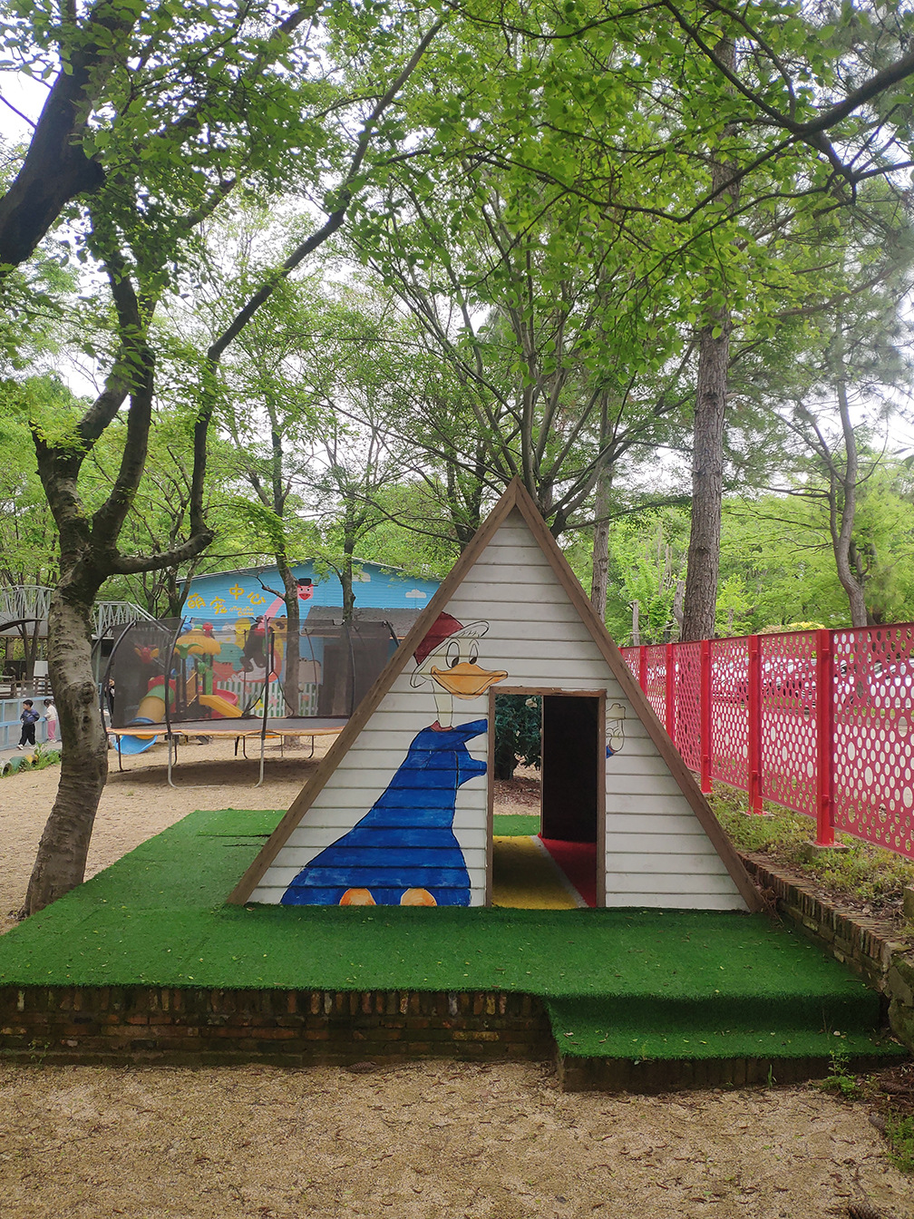 Customized wooden house anti-corrosion wooden cabin solid wood cabin courtyard kindergarten outdoor homestay house decoration for children