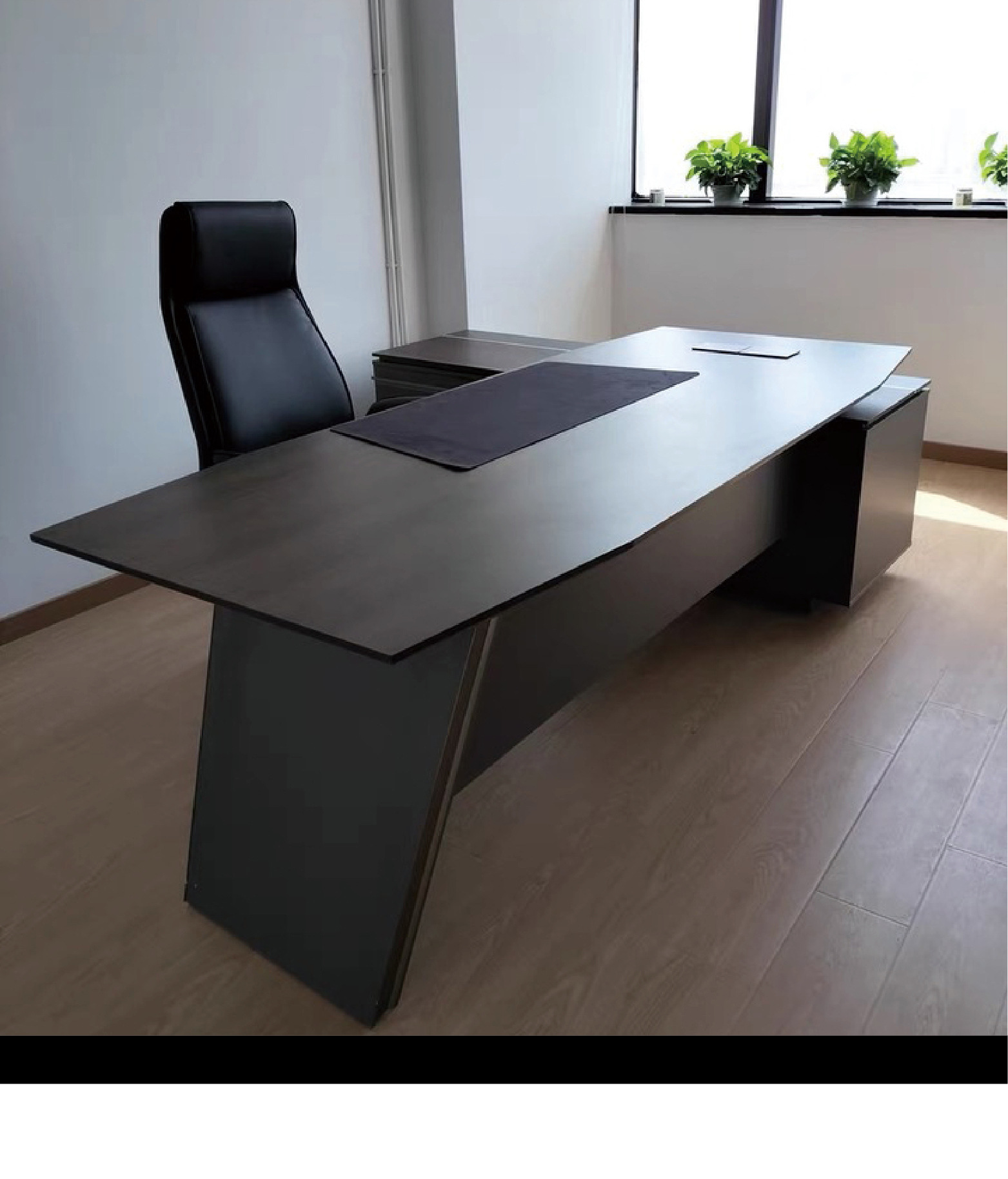 Boss's desk, office desk, large shift desk, office furniture, desk and chair combination, light luxury, high-end feeling, modern simplicity, one person workstation