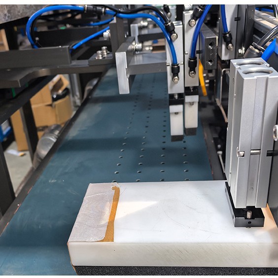 Prefabricated food automatic vacuum bagging machine, mask, bath towel, disposable bed sheet, four piece set, horizontal bagging machine
