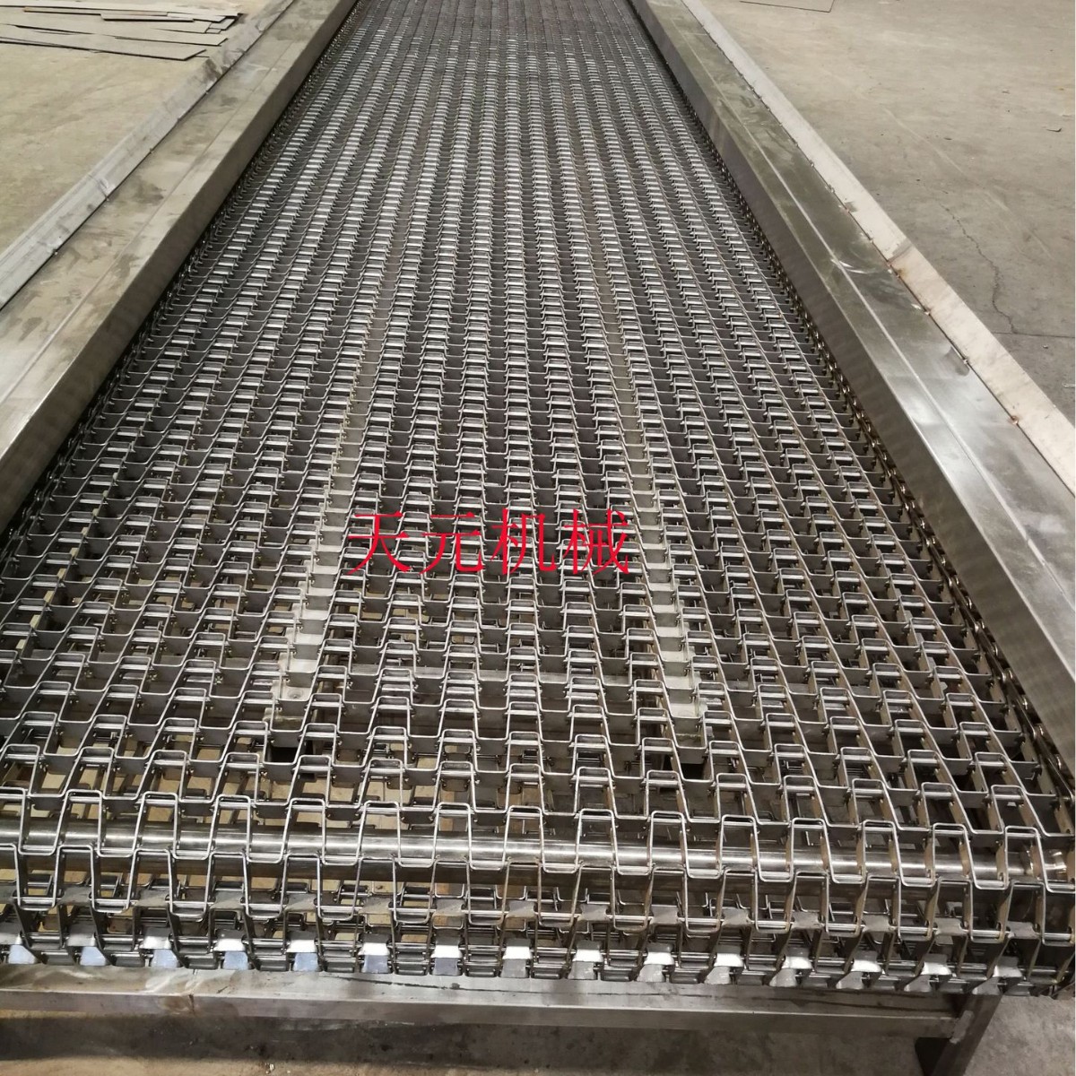 Ленточный конвейер сетки Великой стены Конвейерная линия выкованных частей Химическая коррозионностойкая конвейерная сеть из нержавеющей стали Высокая эффективность работы