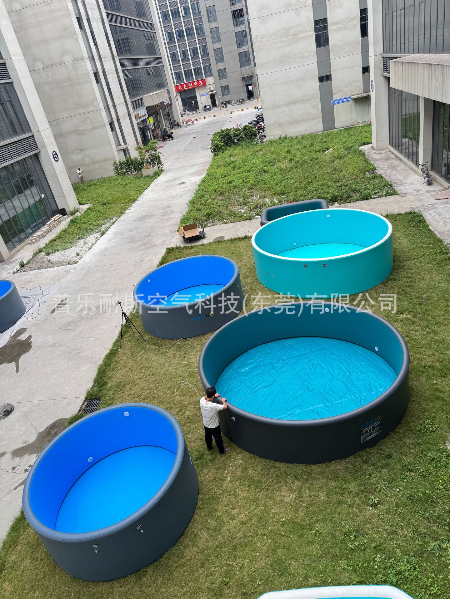IPOOLGO double-layer inflatable brushed swimming pool circular PVC new technology with gray exterior and blue interior, novel and thickened swimming pool
