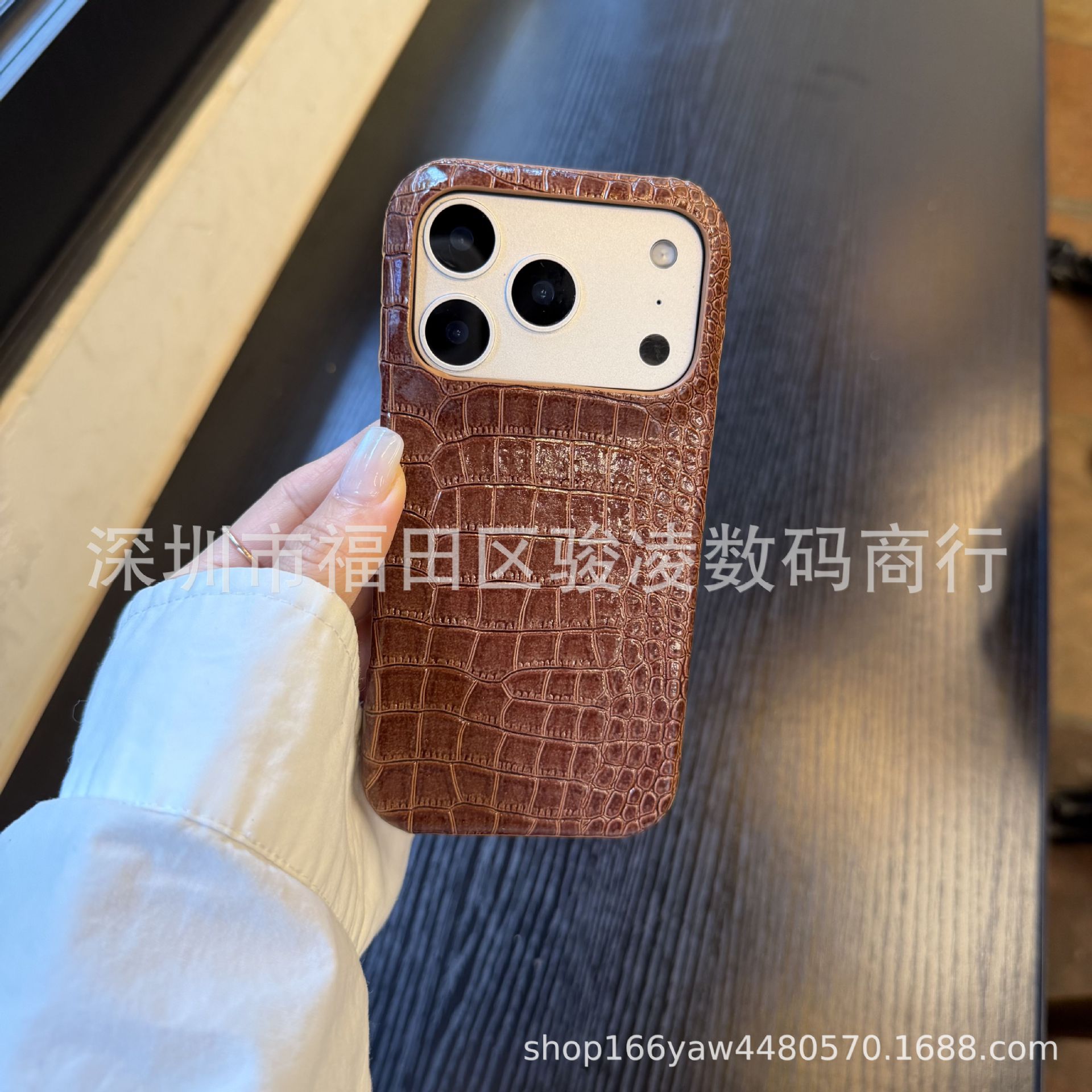 European and American crocodile skin pattern suitable for iPhone 17 phone case half pack 15 promax solid color 14 retro 13/12/16