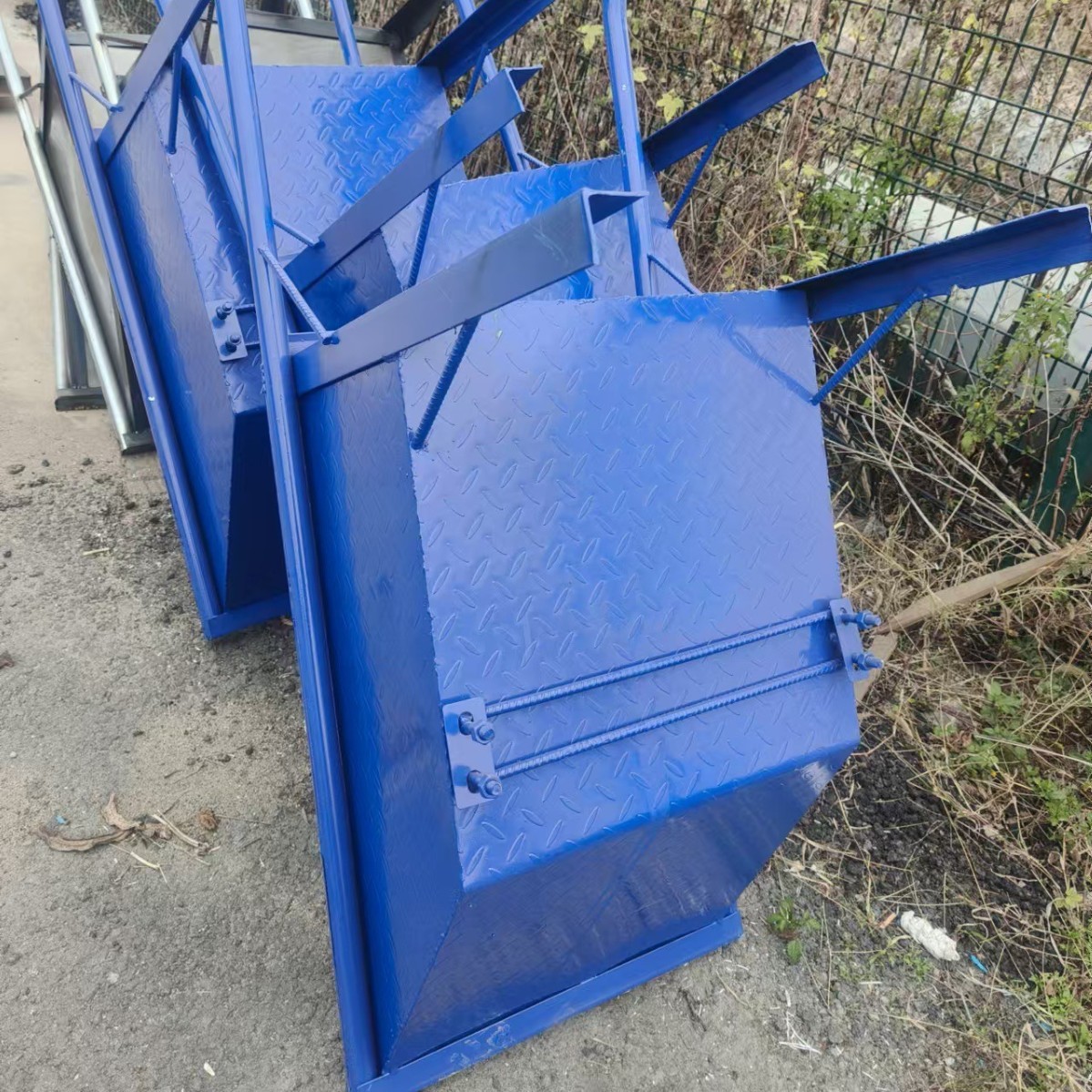 Multi functional thickened iron bucket cart, household agricultural handcart, construction site pointed bucket cart, unicycle driver, overturning bucket cart
