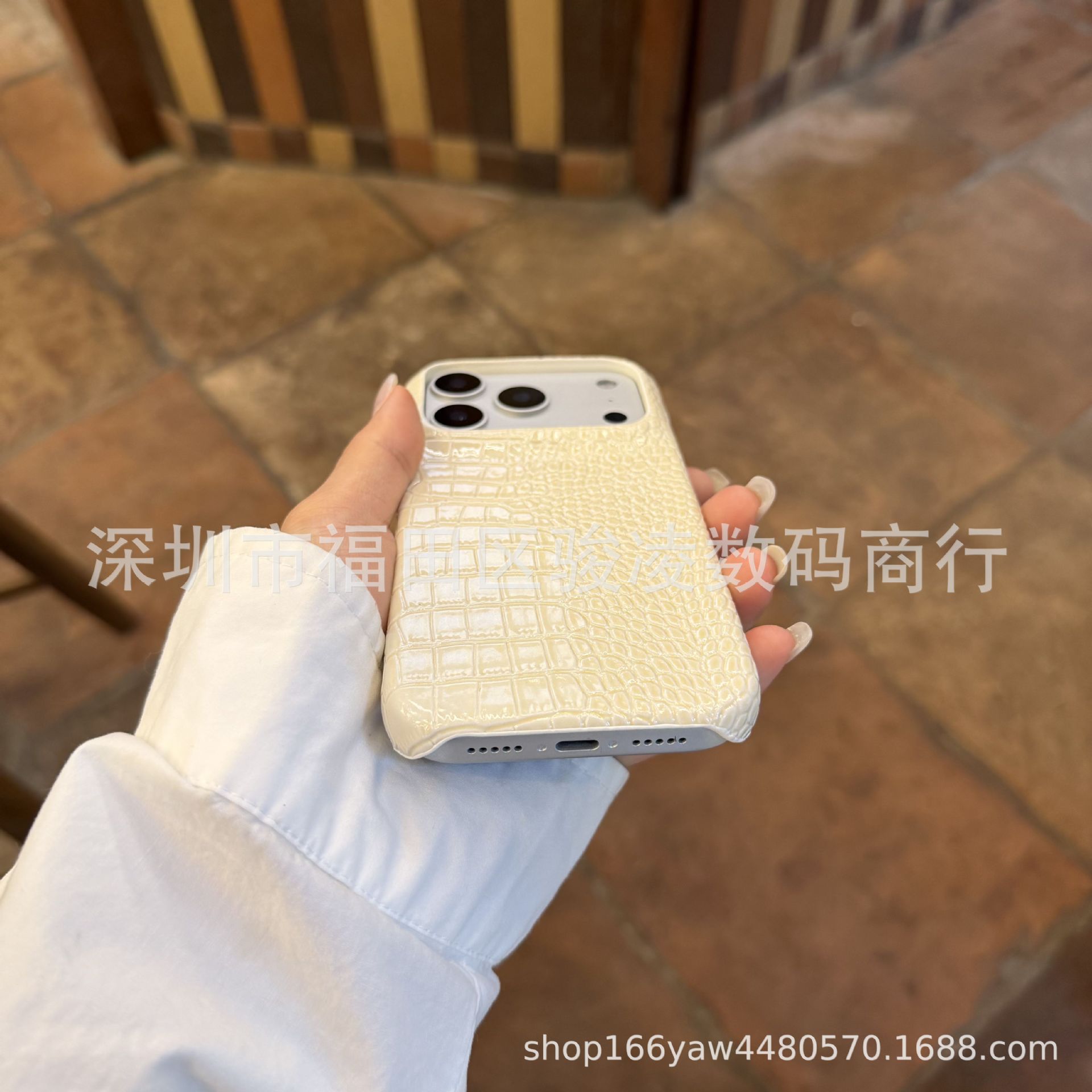 European and American crocodile skin pattern suitable for iPhone 17 phone case half pack 15 promax solid color 14 retro 13/12/16