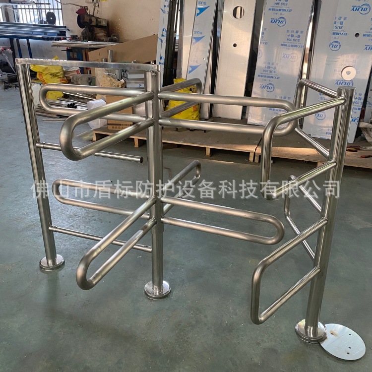 Утолщенное ограждение половинной высоты из нержавеющей стали 304, вращающийся канал, односторонняя дверь. Пешеходы могут выходить только, не проходя через одностороннюю вращающуюся дверь.