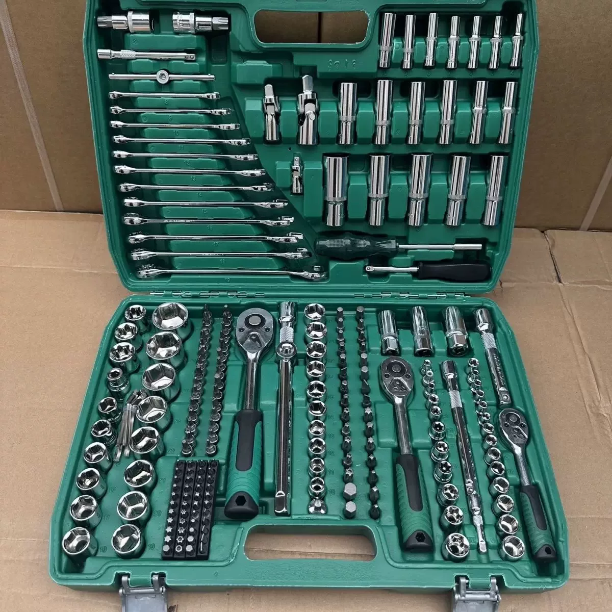 German quality auto repair tool set of 216 pieces, 72 teeth professional socket wrench set