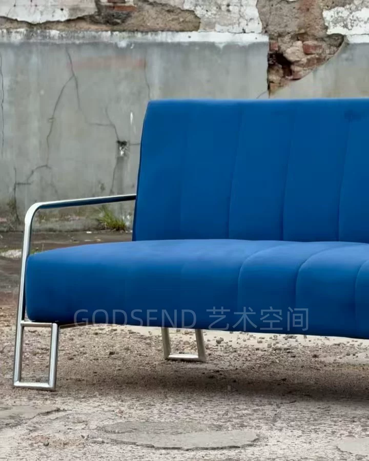 Диван-кровать в стиле Баухаус Klein Blue с каркасом из нержавеющей стали