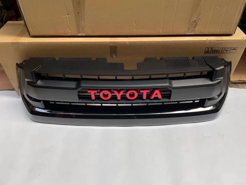 Применимо к 14-21 Toyota Tundra Tantu Trd Front Center Grid Red Большая крышка передней поверхности логотипа маленький желтый свет