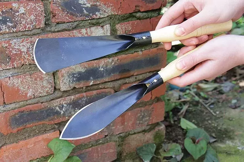 Planting flowers and vegetables with a small shovel, digging wild vegetables with manganese steel, an outdoor digging tool, a gardening tool, a household vegetable specific shovel, used to drive the sea