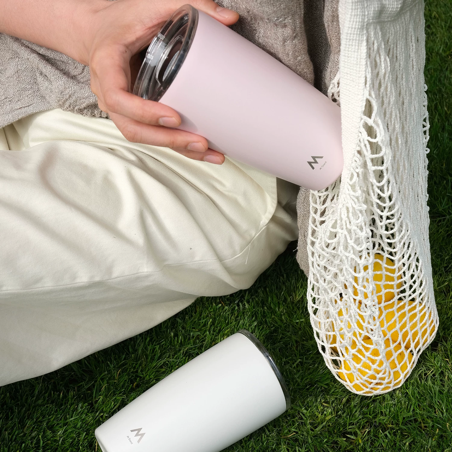 M Stand Insulated Cup 550ml Stainless Steel Portable Long term Insulation and Cooling for Work and Travel Large Capacity Insulated Cup