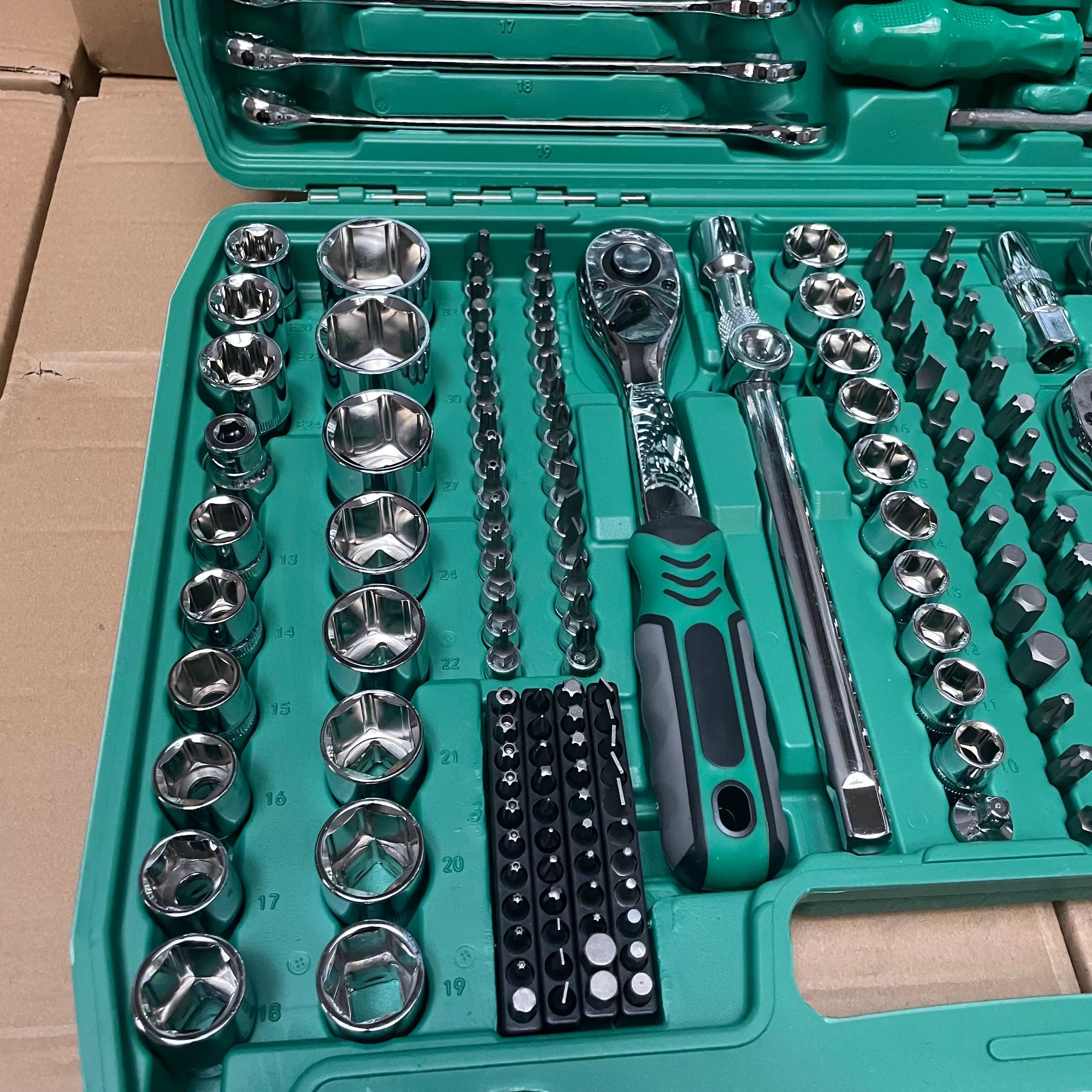 German quality auto repair tool set of 216 pieces, 72 teeth professional socket wrench set
