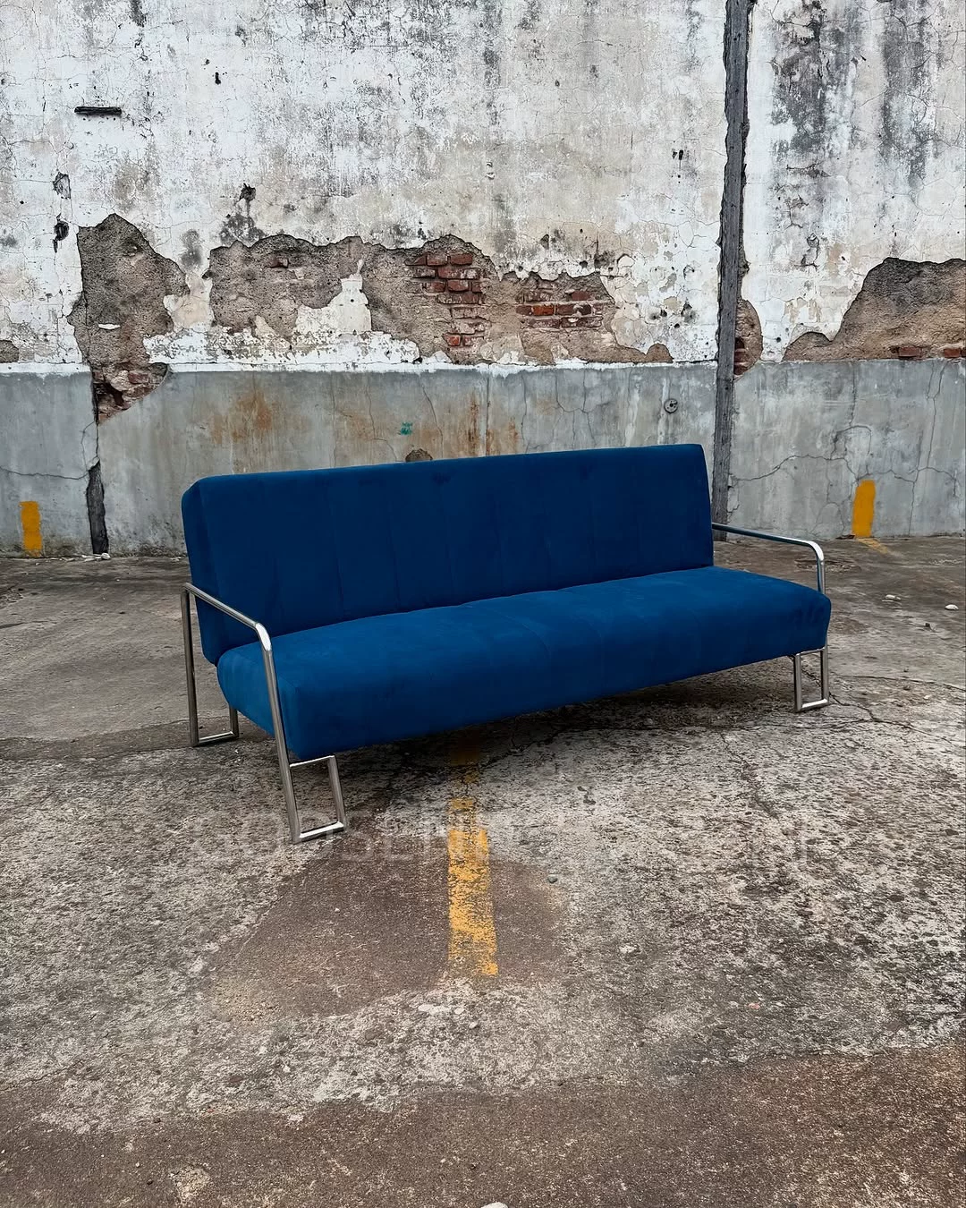 Диван-кровать в стиле Баухаус Klein Blue с каркасом из нержавеющей стали