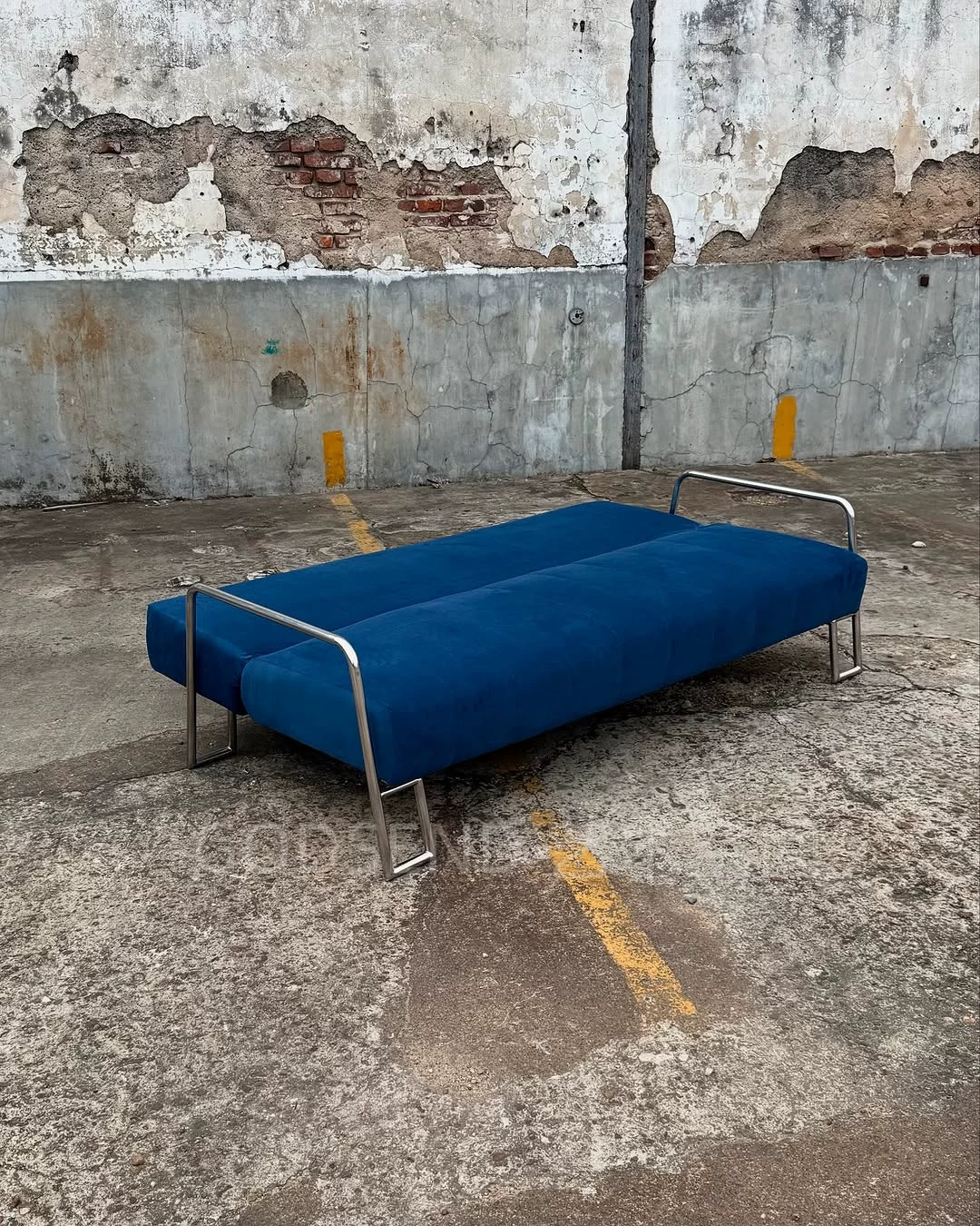 Диван-кровать в стиле Баухаус Klein Blue с каркасом из нержавеющей стали