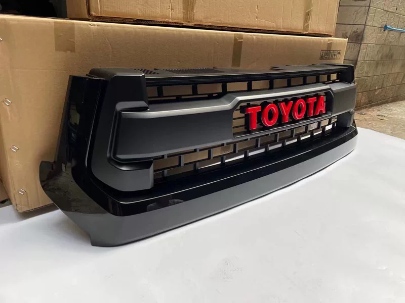 Применимо к 14-21 Toyota Tundra Tantu Trd Front Center Grid Red Большая крышка передней поверхности логотипа маленький желтый свет