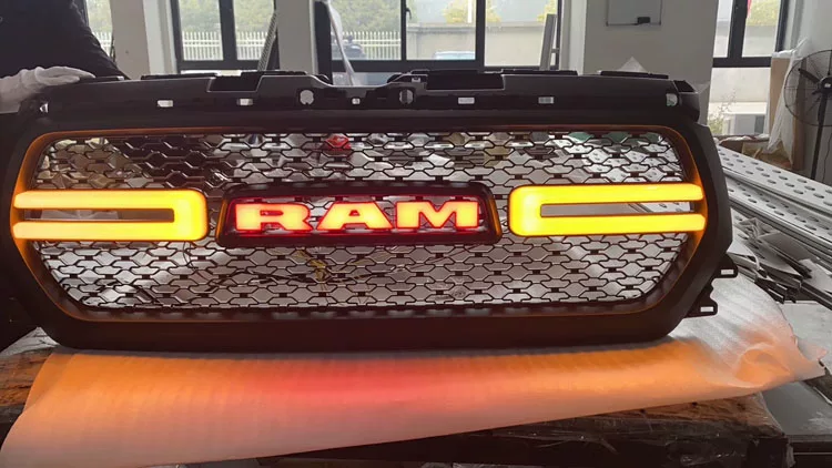 Подходит для Dodge Gongyang Ram1500, длинного углового угла с длинным углом со светодиодной лампой, аксессуары для модификации передней поверхности
