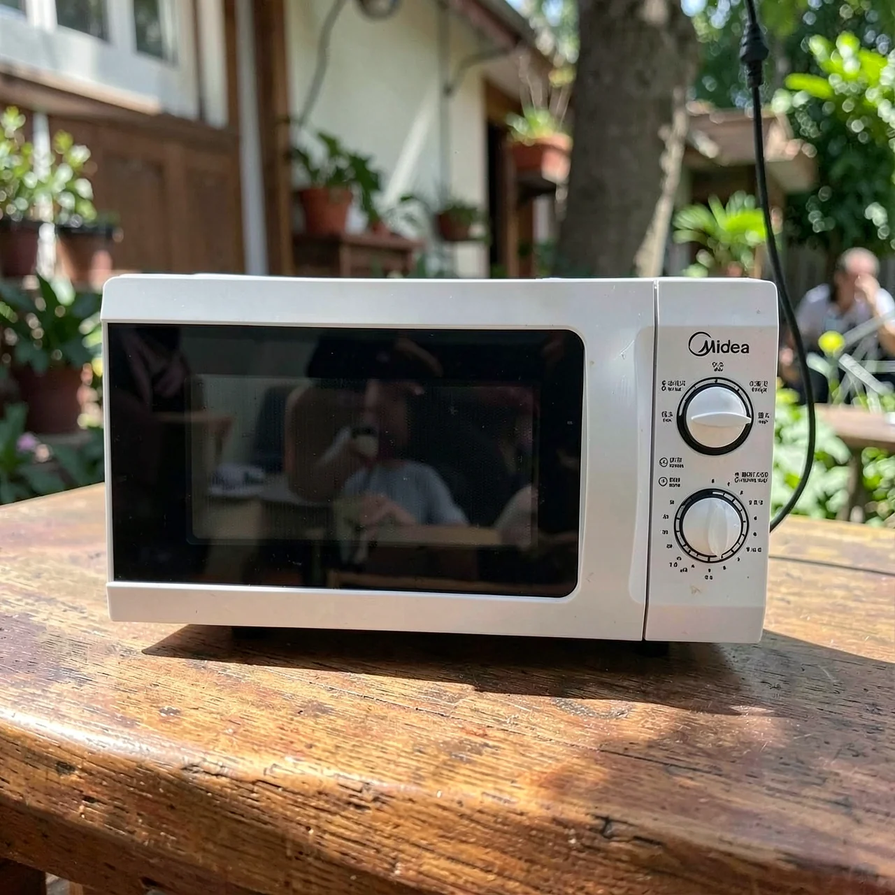 Микроволновая печь Midea MM721NG1-PW