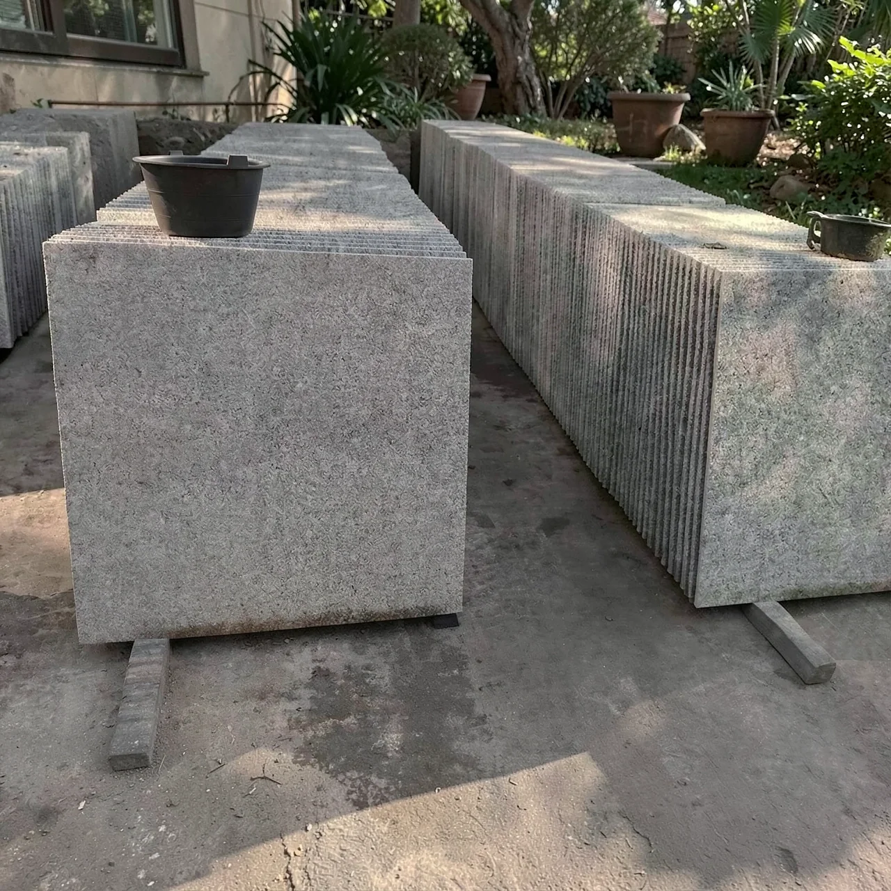 Бордюр из натурального серого гранита Green Stone