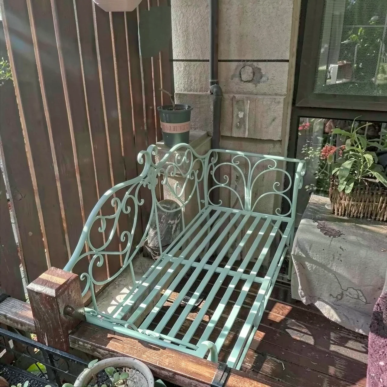 Столы из кованого железа в саду, стулья, цветочные стойки, балконные скамейки, стулья дивана, спинки, двойные стулья, открытый внутренний двор, скамейки парка, на открытом воздухе