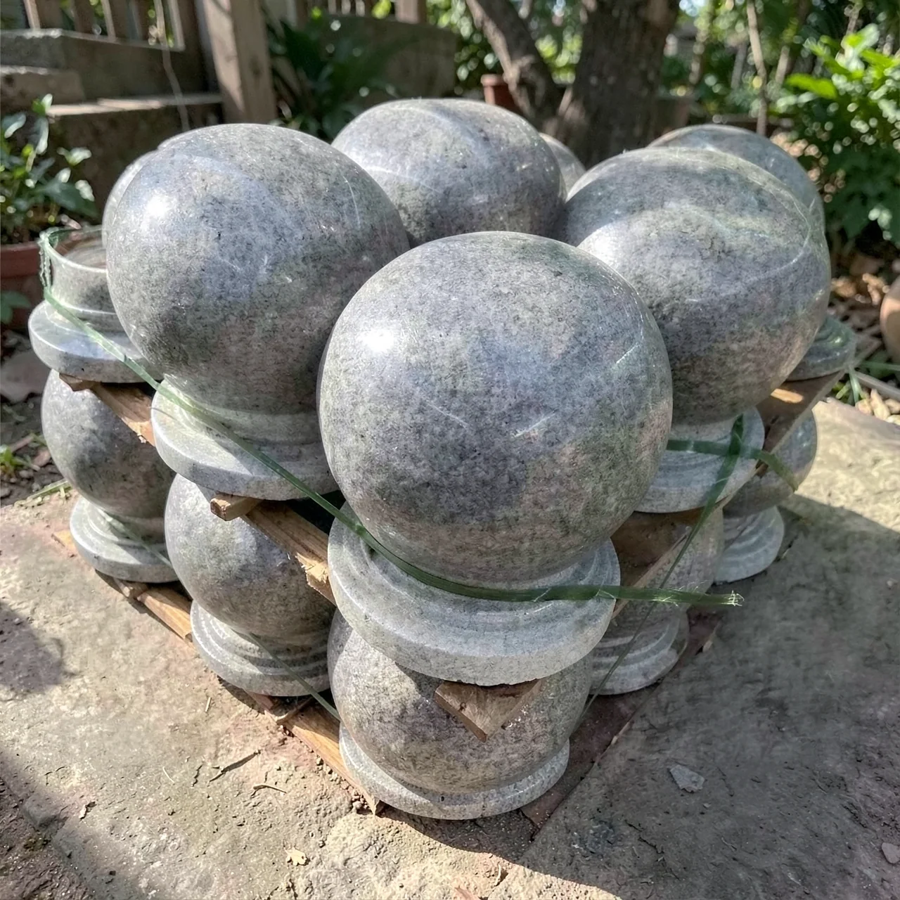 Дорожный блокирующий шар из серого гранита Advanced Stone